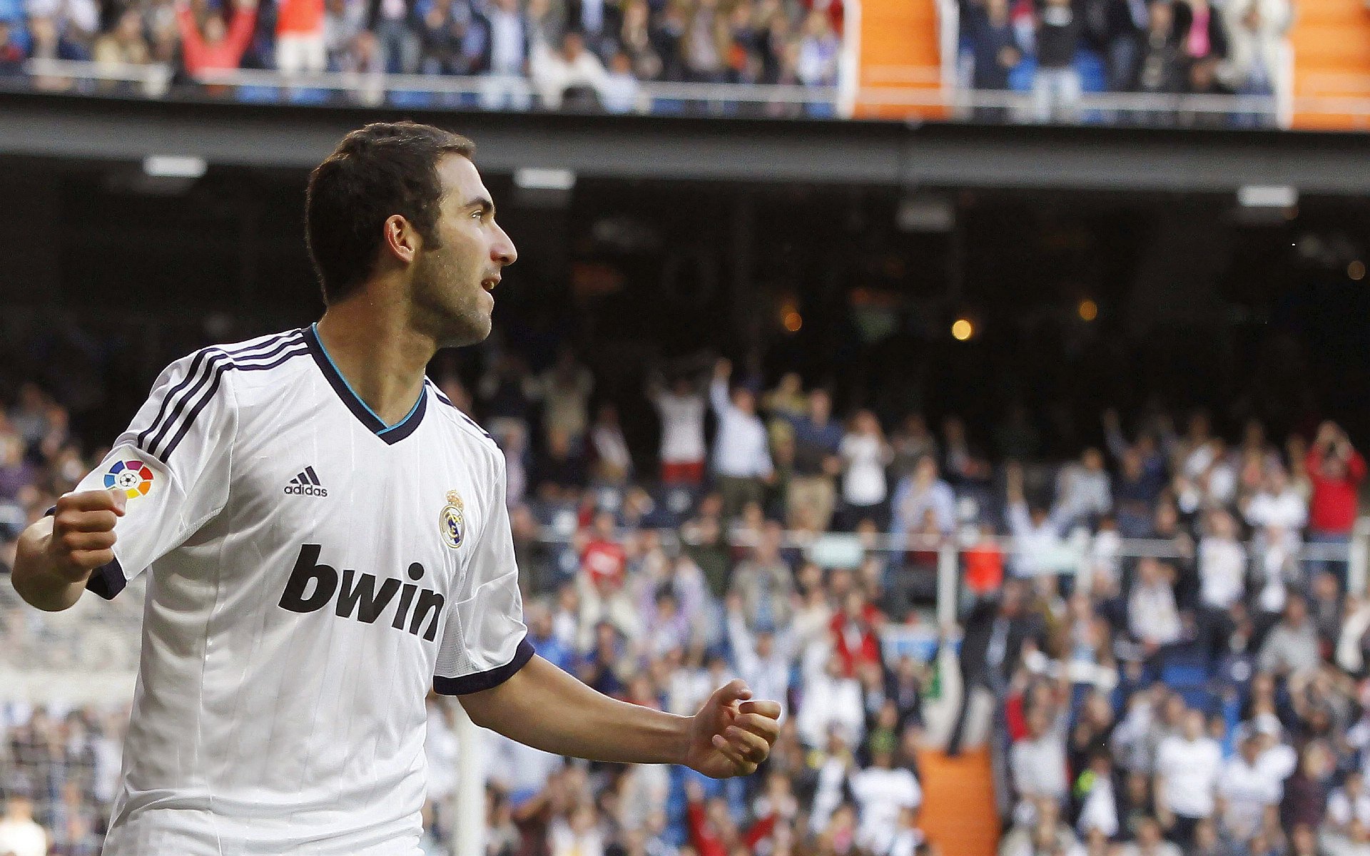 JiuyouAPP下载-电竞赛事现场氛围火爆，粉丝互动环节精彩纷呈，电竞比赛互动