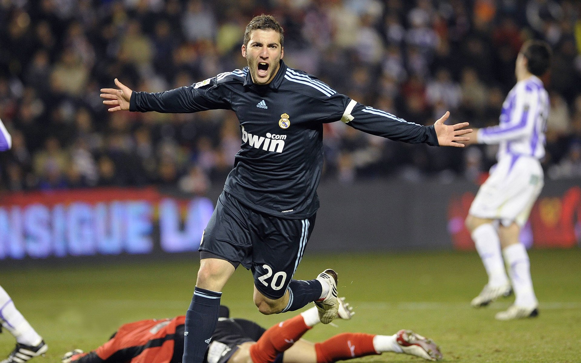 转会传闻：哪个球队今年欧冠买入引人关注？，今年的欧冠在哪里踢得